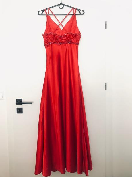 Krásne červené šaty s prehozom, s