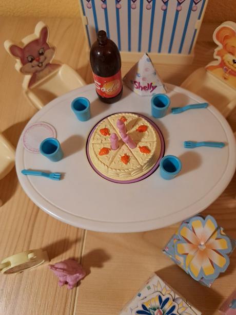 Barbie shelly surprise birthday playset, 