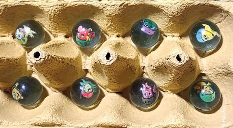 33 sklenených guličiek s obrázkom, 