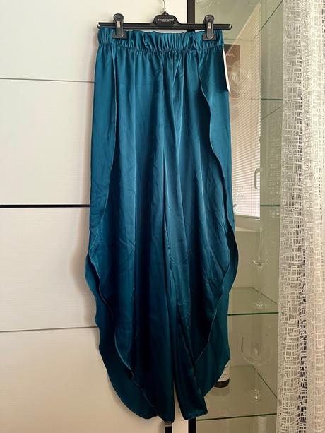 Saténové nohavice s rozparkami,