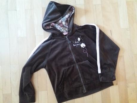 Tmavohneda mikina, 122