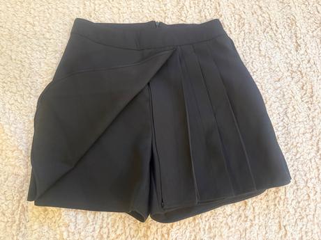 Čierne sukňo-šortky, s
