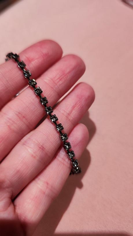 Tmavošedý náramok,