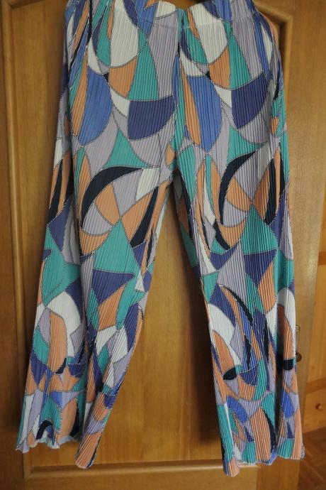 Letny farebny plisovany, pohodlny komplet vel. l, l