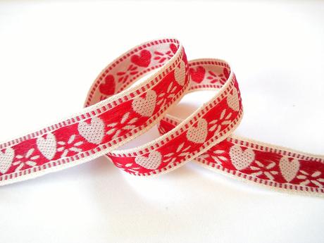 Vyšívaná bavlnená srdiečková stuha 15 mm, 