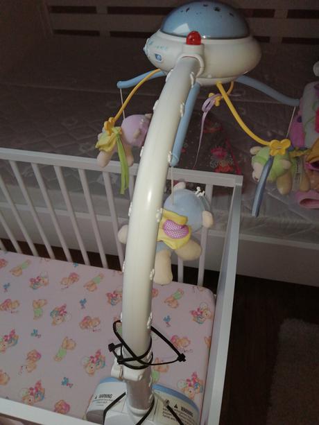 Hrací kolotoč nad postielku,