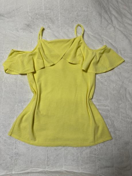 Žltý top s volánom a odhalenými plecami, m