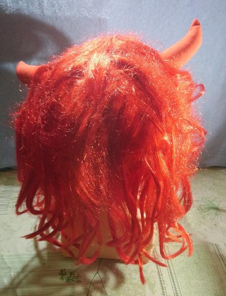 Červená parochňa čertica s rohami,