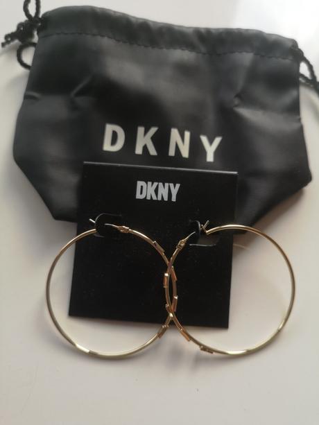 Donna karen gold tone crystal logo hoop náusňice, dkny