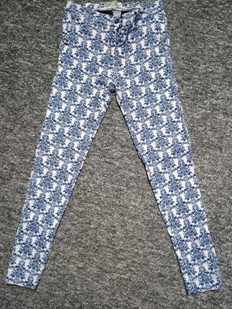 Zaujímavé nohavice s elastanom, s