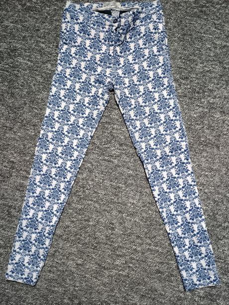 Zaujímavé nohavice s elastanom, s