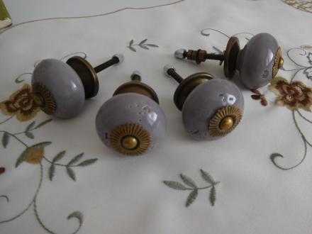 Porcelánové úchytky na nábytok,, 