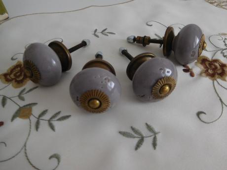 Porcelánové úchytky na nábytok,, 