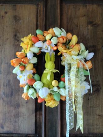 Veľkonočný veniec so zajkom,