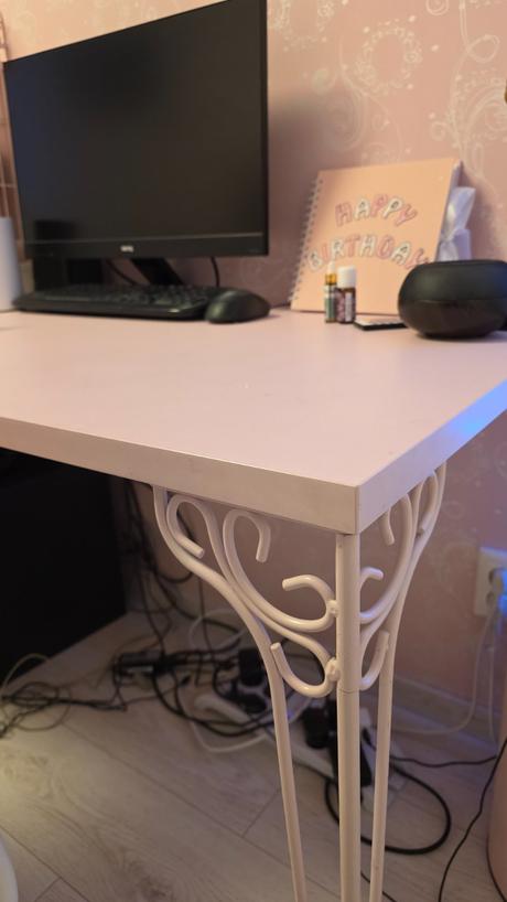 Ružový písací stôl,