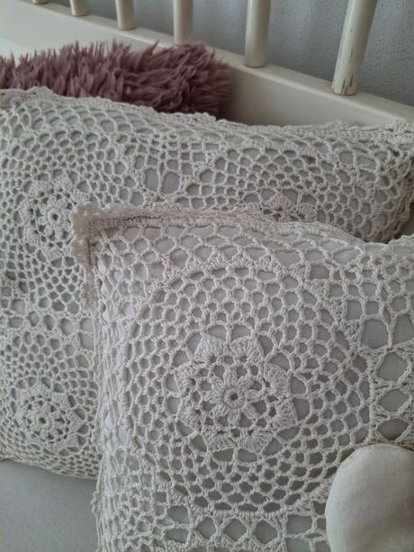 2ks bielucke hackovane obliecky na vankuse, v prip, 