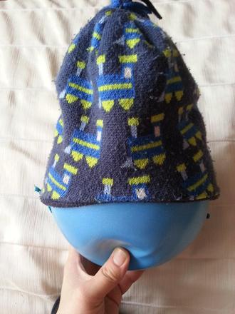 Modra ciapka s motivom vlacika, 56