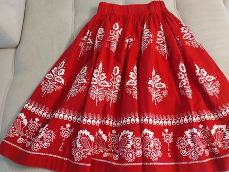 Folklórna sukňa, v páse na gumu, veľkosť m/38, m