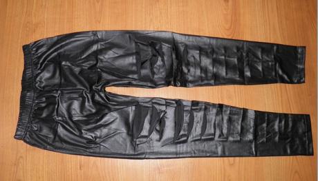 Čierne koženkové legíny, s