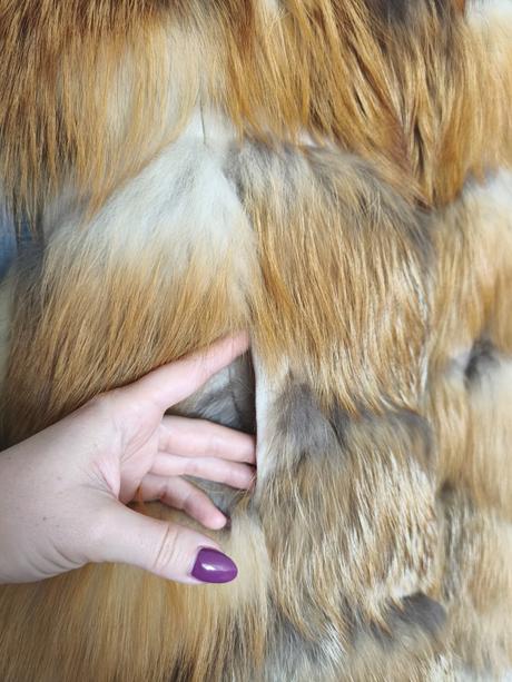 Krasna kozusinova vesta z lisky s kapucnou, s