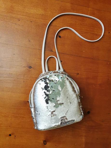 Krásny béžový flitrovany ruksačik, 