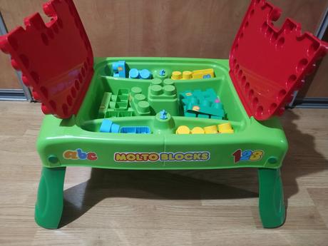 Stôl so stavebnicovými kockami,