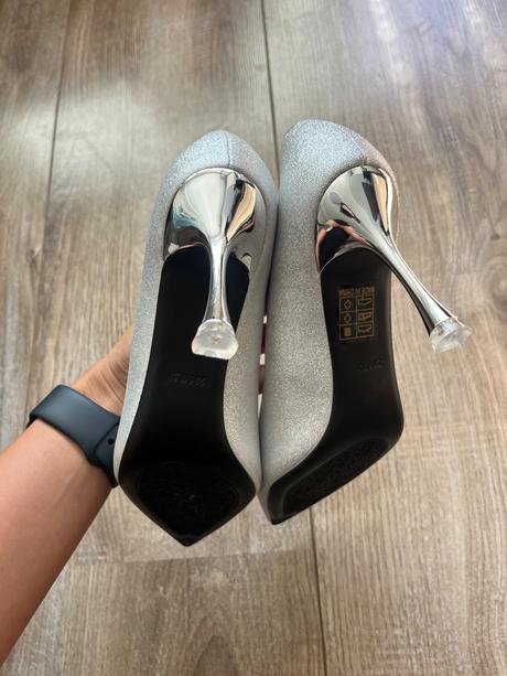 Nové strieborné lodicky, 37