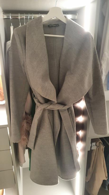 Trenčkot sivý nepodšitý, s