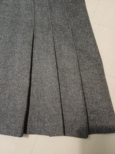 Kvalitná s trendy vlnená sukňa č.m/l, m