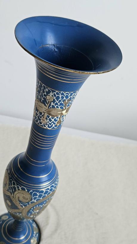 Elegantná modrá kovová váza s orientálnym vzorom,, 