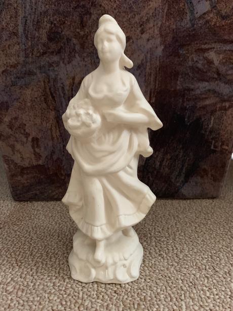 Soška / žena s kvetmi, 