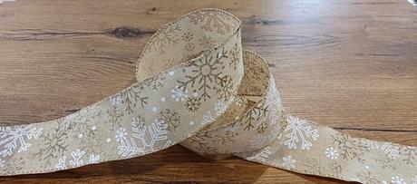 Ozdobná stuha -60 mm - vločky,