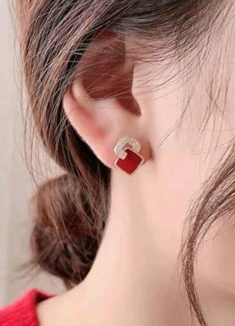 Červené náušnice,