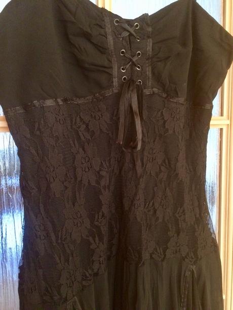 Šaty s čipkou a šnurovačkou, 38