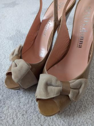 Topánky na opätku, 39