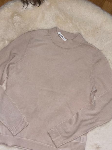 Pudrovoružový tenký vlnený pulóvrik christian berg, s