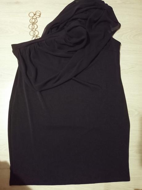 Čierne šaty na jedno rameno, 50