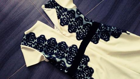 Šaty s modrou krajkou, 38