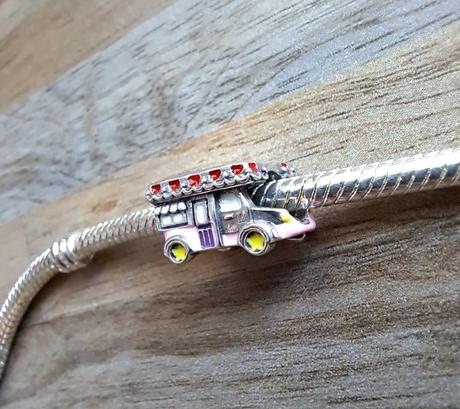 Prívesok ružový karavan, 