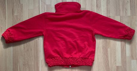 Červený dievčenský sveter, 86