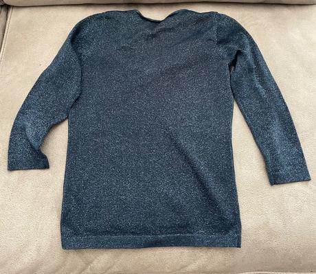 Tmavomodrotrblietavy svetrik, m