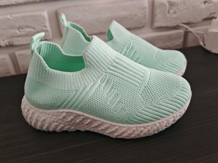 Krásne ľahučké, nazuvacie tenisky, 27