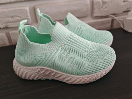 Krásne ľahučké, nazuvacie tenisky, 27