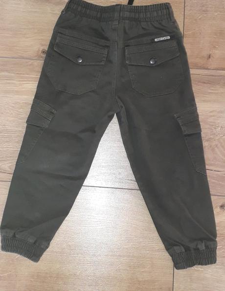 Olivové kaki nohavice, 104