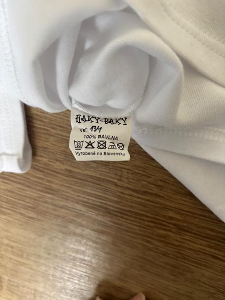 Biely nátelník, 128