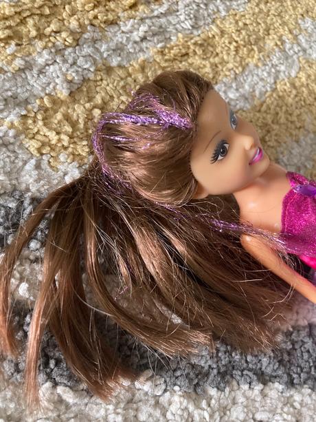 Bábika s fialovým pramienkom, 