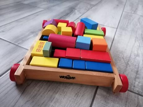 Drevené kocky s vozíkom,