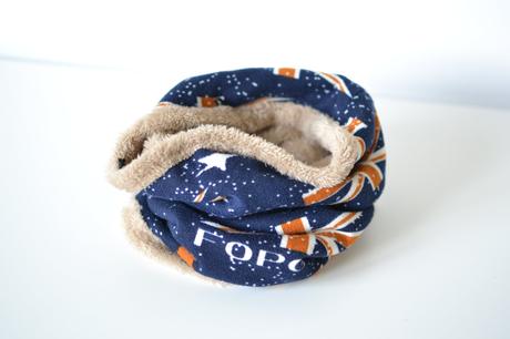 Tmavomodrý huňatý nákrčník, 