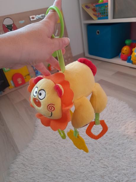 Závesný plyšový levík,