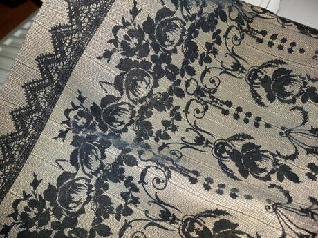 Elegantný vyšivaný kostým, s